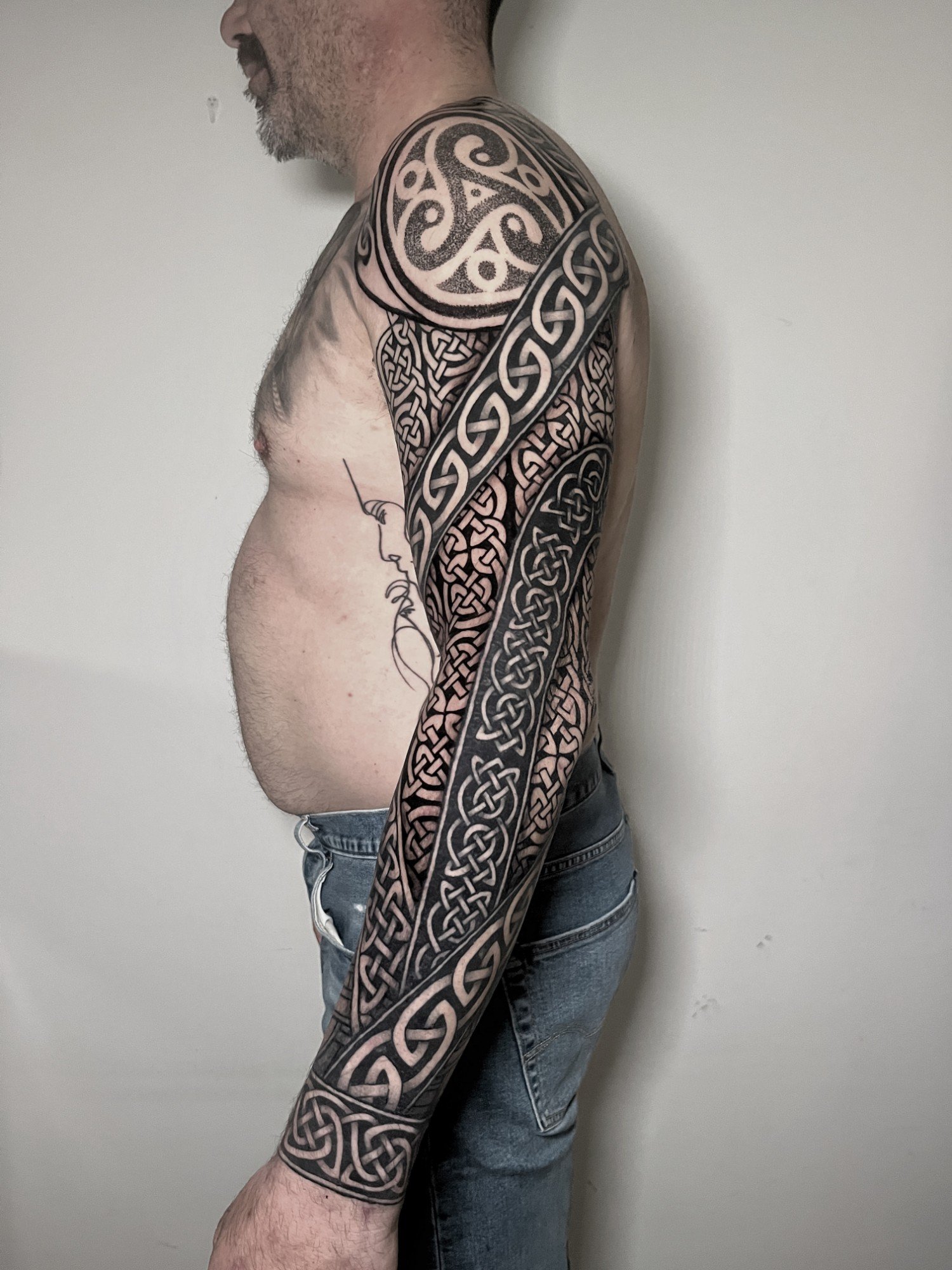 Manga completa de nudos celtas entrelazados en blackwork